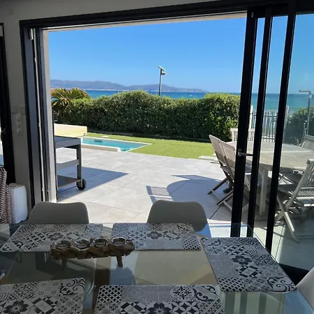 Récampado Les Pieds Dans L'eau Avec Piscine Villa